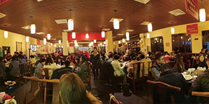 圣誕老人不僅帶來了糖果、蛋糕、還有無盡歡笑，因為他叫“水思源”